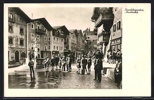 AK Berchtesgaden, Marktplatz mit Geschäften und Brunnen