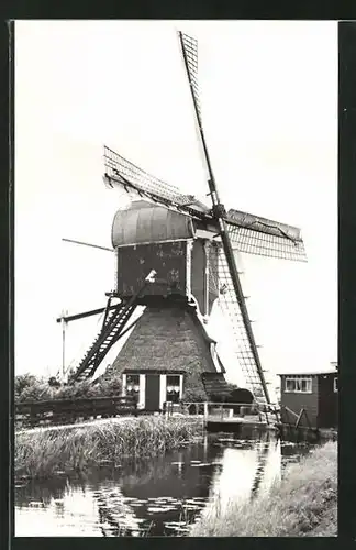 AK Leiderdorp, Ansicht der De Achthovense Molen an einem Bach, Windmühle