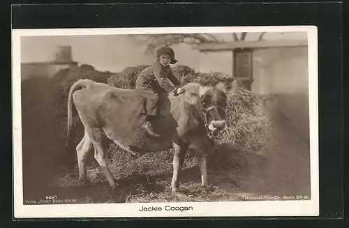 AK Schauspieler Jackie Coogan reitet auf einer Kuh