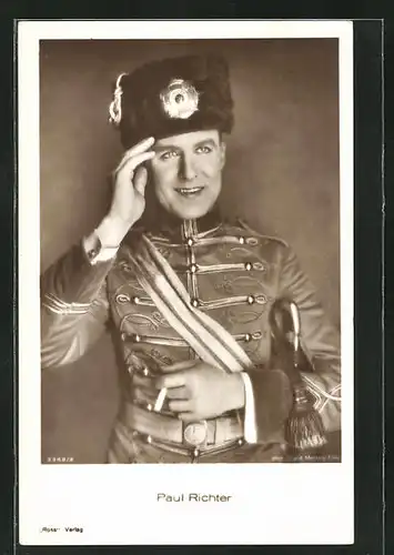 AK Schauspieler Paul Richter in Uniform mit Zigarette