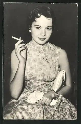 AK Schauspielerin Francoise Arnoul mit Zigarette im geblümten Kleid