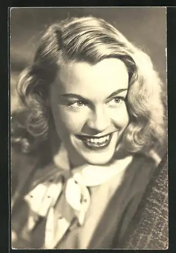 AK Schauspielerin Catja Görna mit strahlendem Lächeln