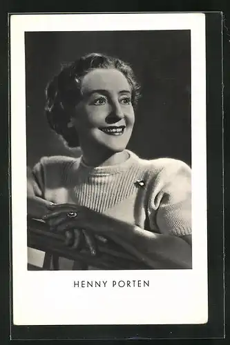 AK Schauspielerin Henny Porten lächelt fröhlich