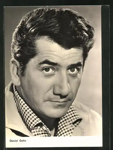AK Schauspieler Daniel Gelin im karierten Hemd