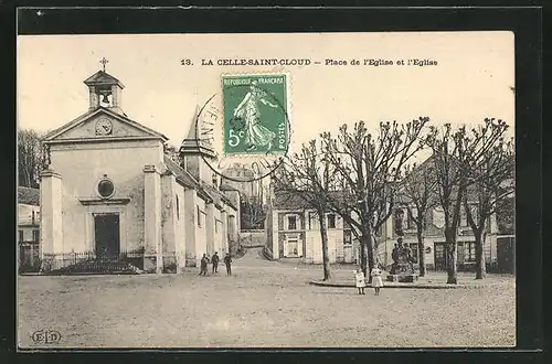 AK La Cella-Saint-Cloud, Place de l`Eglise et l`Eglise