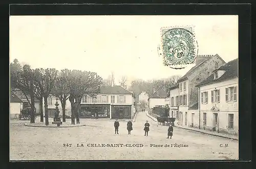 AK La Cella-Saint-Cloud, Place de l`Eglise