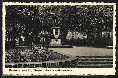 AK Finsterwalde /N.-L., Kriegerdenkmal mit Parkeingang