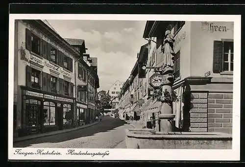 AK Tiengen /Hochrhein, Hindenburgstrasse mit Figurenbrunnen, Drogerie und Uhrengeschäft