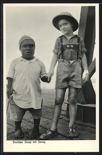AK Deutsch-Kamerun, Deutscher Junge mit afrikanischem Liliputaner