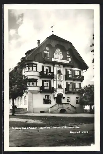 AK Zugspitzdorf Ehrwald Ausserfern, vor dem Hotel Sonnenspitze
