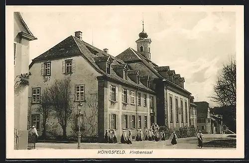 AK Königsfeld, Frauen vor dem Kirchensaal