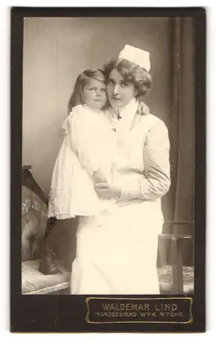 Fotografie Waldemar Lind, Wyk a. Föhr, Krankenschwester mit Pflegekind im Atelier auf Wyk