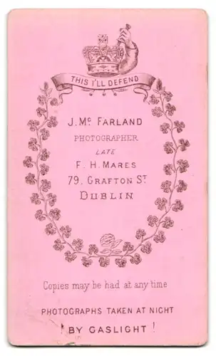 Fotografie J. Mc. Farland, Dublin, irische Dame im dunklen Kleid sitzt am Fester einer Studiokulisse
