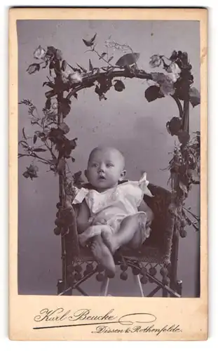 Fotografie Karl Becke, Dissen, Kleinkind auf einem Stuhl aus Weidenästen und Zweigen