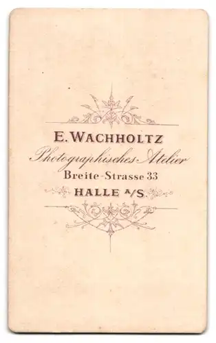 Fotografie E. Wachholtz, Halle / Saale, älterer Herr als Hallore mit Dreispitz auf dem Tisch