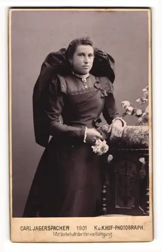 Fotografie Carl Jagerspacher, Gmunden, österreichische Dame im dunklen Kleid mit Trachtenschleife