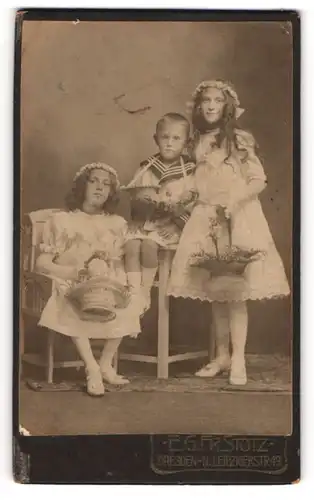 Fotografie E. G. Fr. Stotz, Dresden, drei Kinder als Blumenmädchen mit Blumenkorb