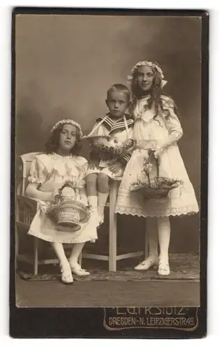 Fotografie E. G. Fr. Stotz, Dresden, junger Knabe mit seinen Schwestern als Blumenmädchen in weissen Kleidern