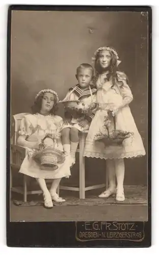 Fotografie E. G. Fr. Stotz, Dresden, zwei niedliche Mädchen als Blumenmädchen nebst jungem Bruder