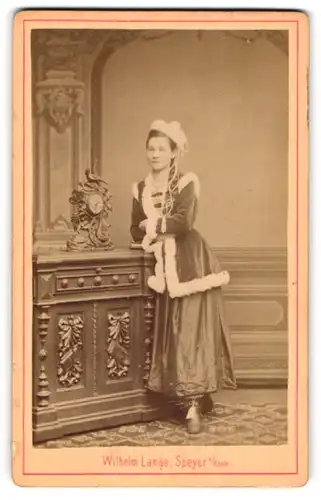 Fotografie Wilhelm Lange, Speyer / Rhein, junge Frau im Samtkleid mit Hut, Kostüm