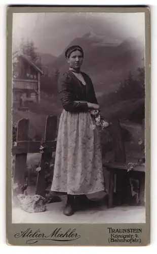 Fotografie Atelier Miehler, Traunstein, junge Frau im Kleid vor einer Studiokulisse, Tracht