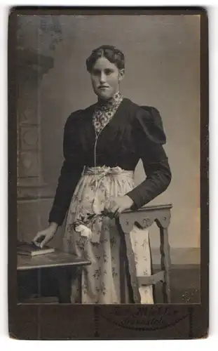 Fotografie Ant. Miehler, Traunstein, junge Frau im dunklen Kleid mit Schürze, Tracht