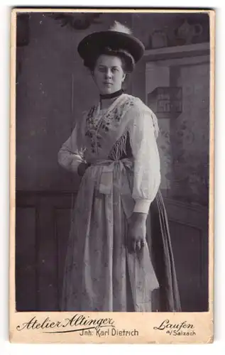 Fotografie Altinger, Laufen a. Salzach, bayrische Dame im Trachtenkleid mit Hut