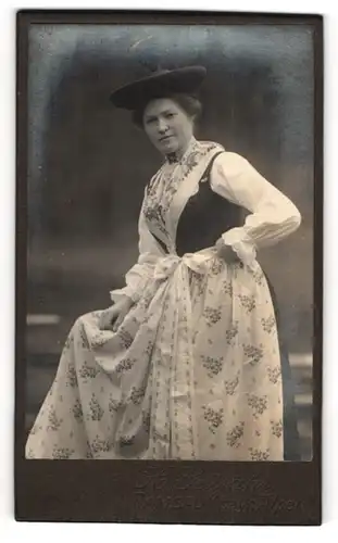 Fotografie H. Gutjahr, Ramsau, junge Frau im Trachtenkleid mit Hut