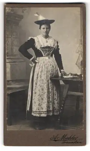 Fotografie A. Miehler, Traunstein, Dame im Trachtenkleid im Atelier