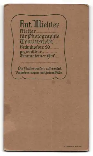 Fotografie A. Miehler, Traunstein, Dame im Trachtenkleid im Atelier