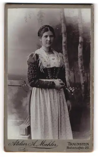 Fotografie A. Miehler, Traunstein, junge Frau im Trachtenkleid