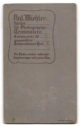 Fotografie A. Miehler, Traunstein, junge Frau im Trachtenkleid