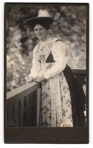 Fotografie H. Gutjahr, Ramsau, Dame im Trachtenkleid mit Federhut