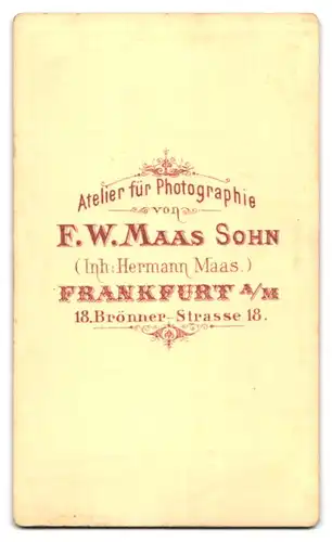 Fotografie F. W. Maas, Frankfurt / Main, junge Frau im weissen Kleid mit Blumen und langem geflochtenem Zopf