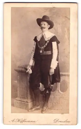 Fotografie A. Hoffmann, Dresden, Schauspieler als höfischer Stadthalter im Kostüm