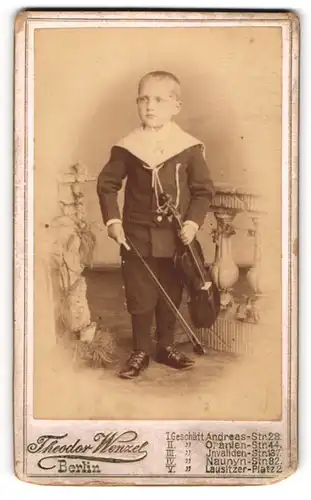 Fotografie Theodor Wenzel, Berlin, junger Knabe mit Geige / Violine im Atelier