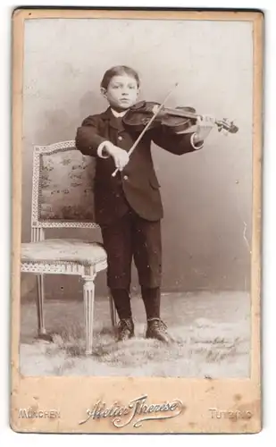 Fotografie Atelier Therese, München, junger bayrischer Knabe spielt die Geige / Violine im Atelier