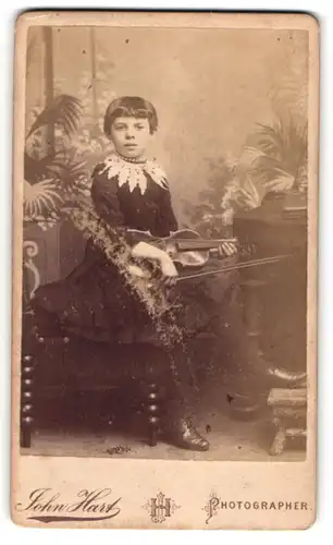 Fotografie John Hart, London, junges englisches Mädchen mit Geige / Violine im Atelier