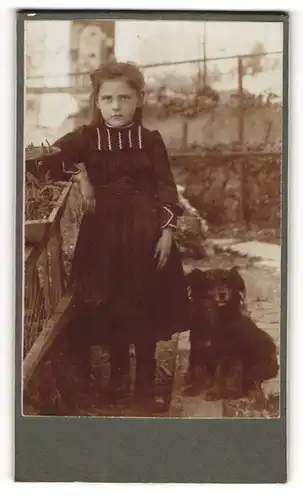 Fotografie unbekannter Fotograf und Ort, kleines Mädchen mit ihrem Hund im Garten