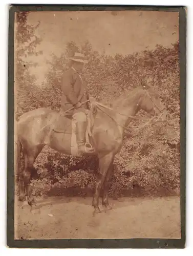 Fotografie unbekannter Fotograf und Ort, Herr Paul Reckling auf seinem Pferd, 1912