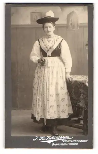 Fotografie J. B. Rollmayer, Berchtesgaden, junge Frau im Trachtenkleid vor einer Studiokulisse