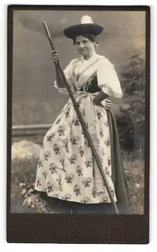 Fotografie H. Gutjahr, Ramsau, junge Bayerin im Trachtenkleid mit Wanderstock