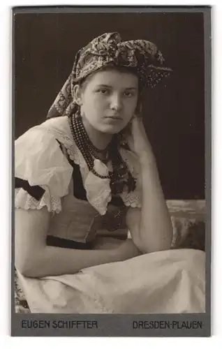 Fotografie Eugen Schiffter, Dresden, junge Frau im Trachtenkleid mit Kopftuch und Perlenkette