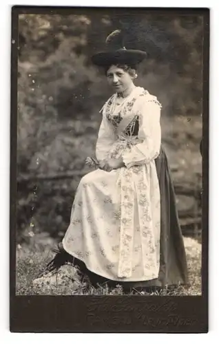 Fotografie H. Gutjahr, Ramsau, Dame im bayrischen Trachtenkleid mit Federhut