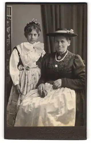 Fotografie H. Gutjahr, Ramsau, Mutter und Tochter in Tracht mit Kopfschmuck