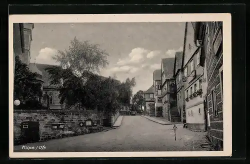 AK Küps /Ofr., Strassenpartie mit Mauer an der Kirche