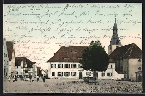 AK Markt Neuhof, Marktplatz mit Gasthaus, Ortseinwohnern und Kirche