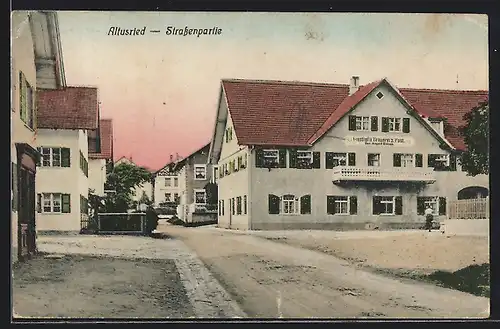 AK Altusried, Strassenpartie mit Gasthof und Brauerei zur Post