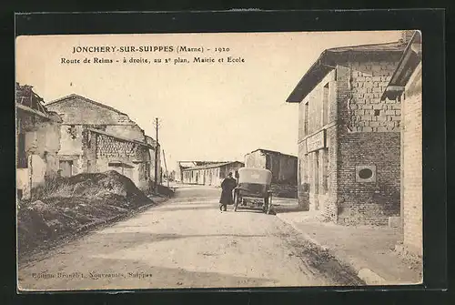 AK Jonchery-sur-Suippes, Route de Reims, à droite, au 2e plan, Mairie et Ecole
