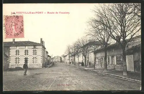 AK La Neuville-au-Pont, Route de Vouziers, Strassenpartie